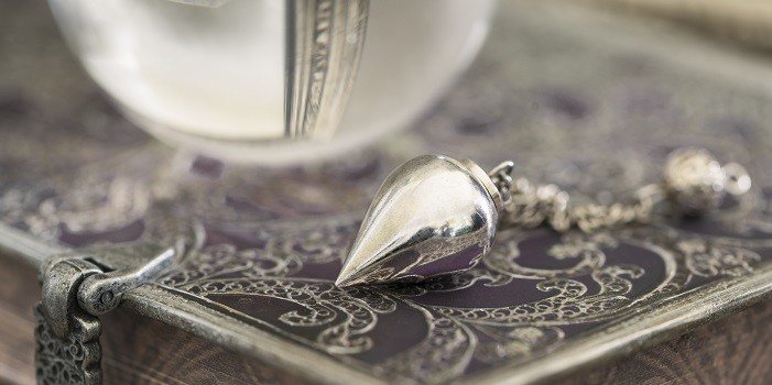 pendule posé sur un livre ancien