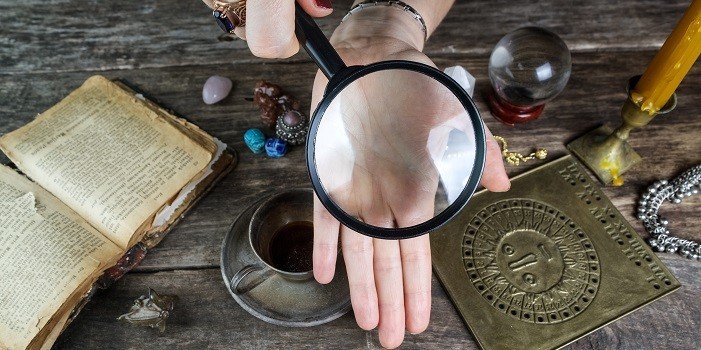 loupe grossissant une main