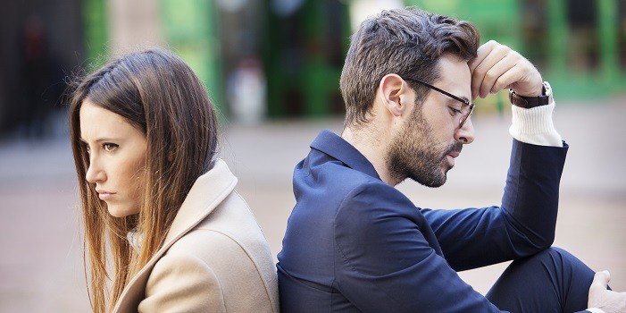 Couple se tournant le dos